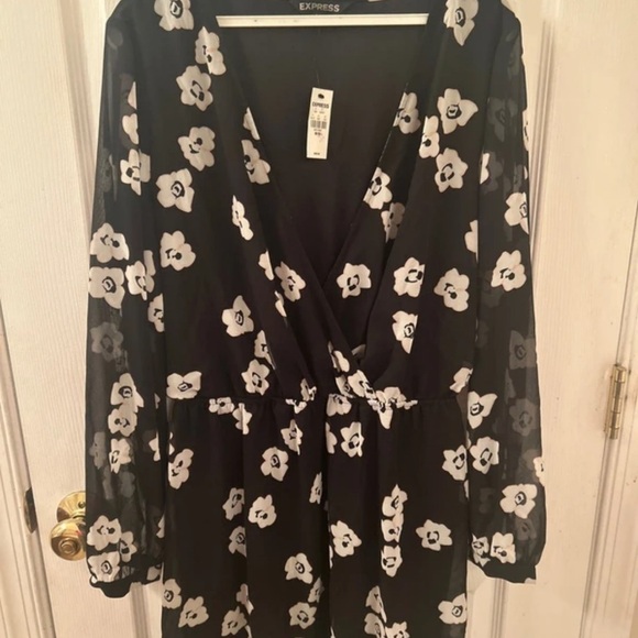 Express Dresses & Skirts - Express Monochrome Floral Long Sleeve Dress